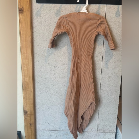 Simple Folk Gown - Picture 9 of 9